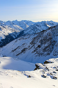 冬季山区首脑全景风景爬坡岩石单板晴天高山蓝色天空图片