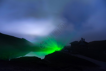 千灯湖夜里有灯光 特伦蒂诺环境摄影下雨背景