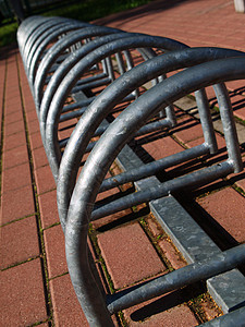 用于自行车的金属螺旋型车牌持有者架子交通轮胎艺术贮存蓝色店铺公园公路图片