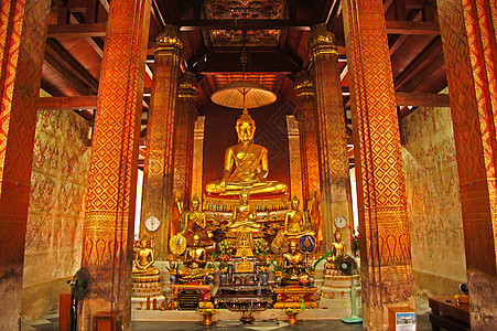 在泰国寺庙的金佛蜡烛觉醒旅游宗教精神花朵旅行供品金子雕像图片