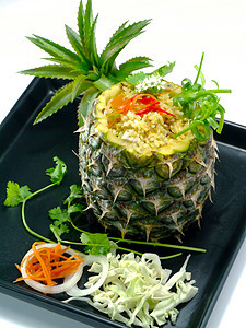 菠萝炒饭和豆腐绿色黄色菠萝盘子沙拉油炸美食季节宏观猪肉背景图片