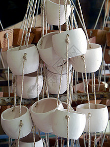 挂着锅炉的植物杯子陶器制品陶瓷黏土棕色架子工艺图片