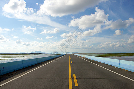 清空的道路和交通线车道街道通道路面黑色条纹黄色指导路口驾驶图片