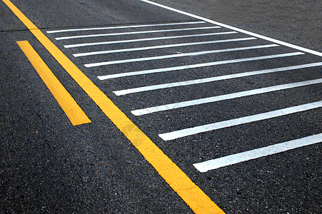 交通线路通道街道黄色驾驶路面指导边界条纹车道路口图片