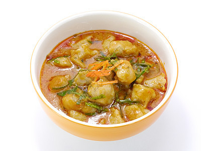 红咖喱和鱼球 泰国菜美食烹饪食物鱼丸猪肉盘子树叶青柠辣椒菜单图片
