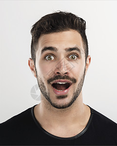 年轻人惊讶的年轻男人白色男性鬼脸钦佩成人男生衬衫牙裔拉丁胡须图片