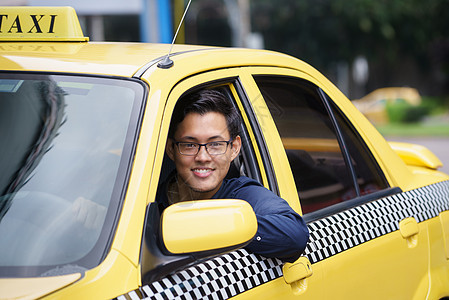 纵向出租车司机笑着开车 快乐地开车成人旅游街道司机商业男人企业家眼镜工作自由图片