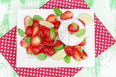 奶油芝士草莓酸奶水果养分浆果椰子食物诱惑小吃薄荷沙拉背景