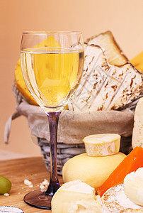 奶酪和葡萄酒奶制品羊乳三角形篮子牛奶奶油美味干酪产品玻璃图片