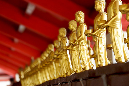站立的一排佛祖游客旅游旅行数字信仰文化吸引力面孔金子雕像图片