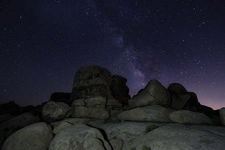 约书亚树国家公园的星轨和银河公园天空草地植物星星线条反射帐篷国家光绘图片