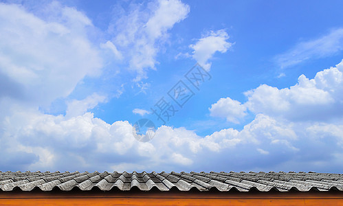 屋顶和云彩蓝天空绒毛房子积雨气候蓝色气氛场景晴天阳光天空图片