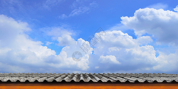 屋顶和云彩蓝天空空气场景阳光陶器天际季节绒毛积雨云景房子图片