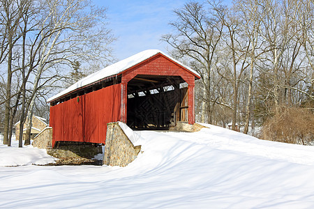 雪中覆盖桥木头天空阴影场景树木历史曲目乡村公园地标图片