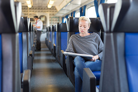 火车票检查电车套装车辆女孩导体旅客工作游客运输操作图片