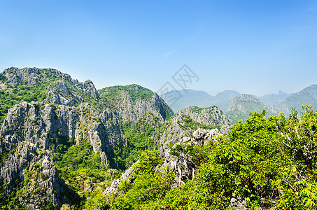 在石山顶的视图顶峰远足植物场景爬坡石灰石国家旅行热带悬崖图片