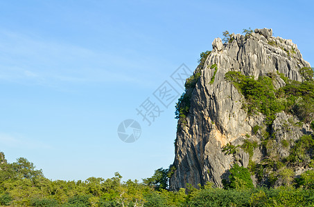 天空中的石山和森林图片