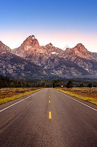 Grand Teton山脉和公路的风景图片