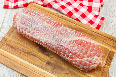 原始小牛肉罗莱德熏肉烧烤猪肉炙烤牛肉熟食生肉肉卷美食烹饪图片