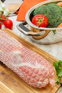填充的卵轮猪肉炙烤香料烹饪不锈钢蔬菜肉卷熏肉红肉生肉图片