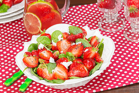 草莓菠菜沙拉晚餐早餐素食健康饮食坚果餐具静物盘子午餐蔬菜图片
