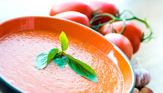 煮一碗番茄汤蔬菜洋葱食物胡椒盘子餐厅美食黄瓜奶油芳香图片