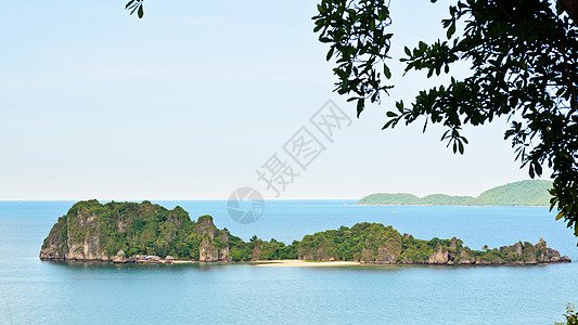 海洋中的Ko Maphrao岛高观点框架岩石石头风景春蓬海岸热带绿色收成海燕图片