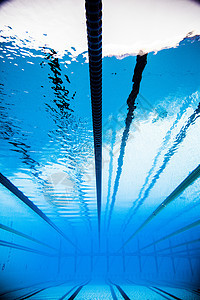 从水下游来的奥运门外游泳池走廊陶瓷蓝色阳光闲暇车道水池波浪制品反射图片