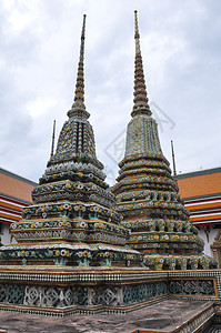 泰国曼谷的Watho美术艺术神社上帝雕像佛教徒身体建筑金子沉思图片