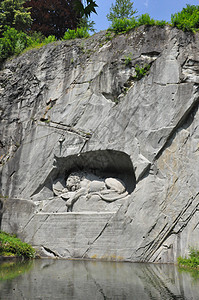 瑞士卢塞恩的狮子纪念碑街道房子历史性艺术假期青铜文化旅行太阳城市图片