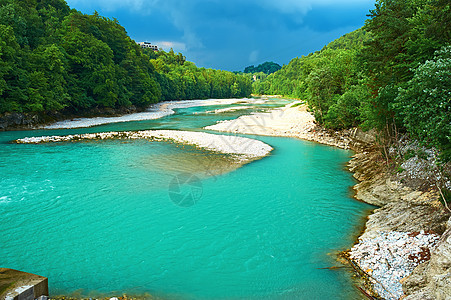 阿尔卑斯山地貌与河流图片