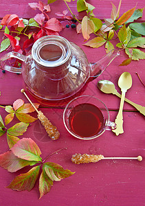 秋天的热茶勺子水果茶壶红色乡村果味粉色饮料树叶图片