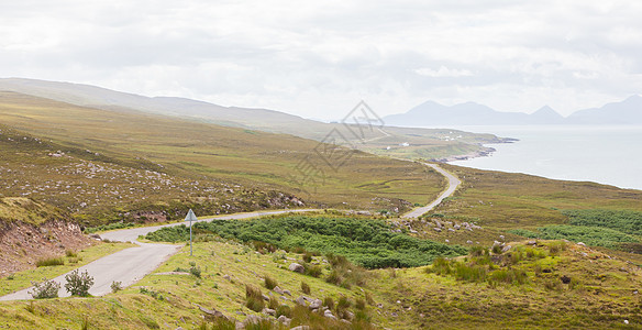 苏格兰高地山区狭小的山地道路自由王国天气曲线远足阳光爬坡旅行路线通道图片