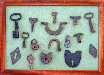 一组非常古老的钥匙和木木框中的锁图片