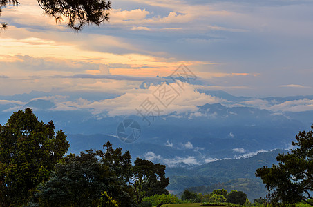 日落高山脉视图地块阴霾天空热带薄雾景点爬坡森林公园场景图片