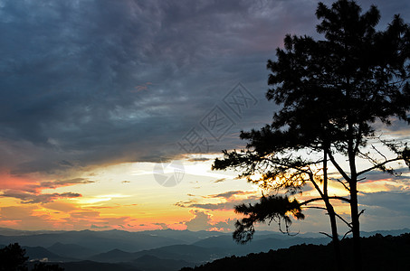 日落过高山脉高地蓝色地块顶峰阴影国家阳光天空风景薄雾图片