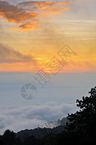 白云上方的日出多彩地平线橙子公园场景天空风景薄雾国家阳光高地图片