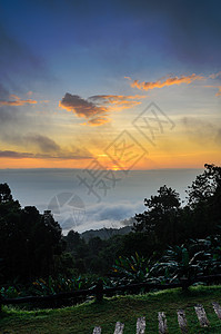 白云上方的日出多彩风景公园天空阴霾天际阳光顶峰场景地平线薄雾图片