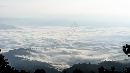 清晨云层的风景 浮云在波罗里耶拉上空国家顶峰公园高地天气天空阳光景点薄雾热带图片