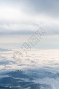 清晨云层的风景 浮云在波罗里耶拉上空天气天空森林场景爬坡高地顶峰热带国家公园图片