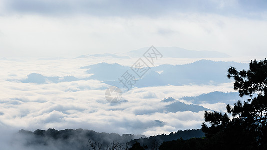 清晨云层的风景 浮云在波罗里耶拉上空阳光公园爬坡阴霾天空国家场景薄雾天气顶峰图片