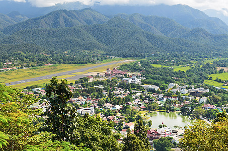 山谷城市的地貌高角景色村庄森林旅游场地顶峰旅行国家地块天空机场图片