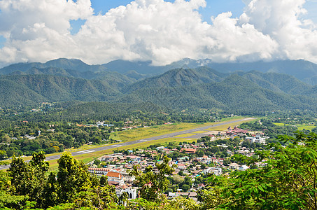 山谷城市的地貌高角景色风景天空地块跑道飞机场旅行国家机场场地山脉图片