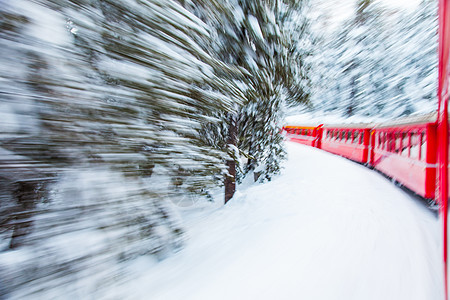 雪中火车季节性历史运输旅行红色世界铁路遗产车皮机车图片