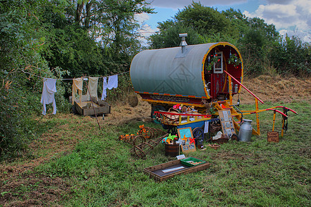 一个老的吉普赛人大篷车 设置在一个营地房子乡村农村旅行者图片