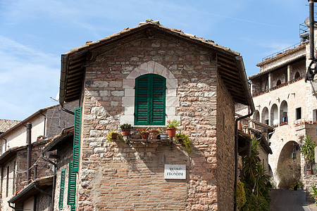 Assisi  中世纪镇花朵建筑学旅行历史性村庄场景街道窗户石头建筑图片