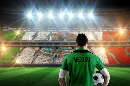 墨西哥足球运动员握着球的复合图象图片
