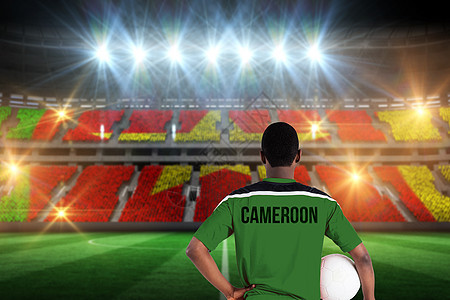 Cameroon足球运动员握着球的复合图像图片