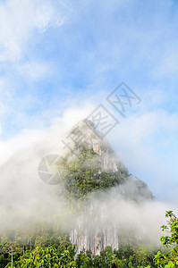 暴雾笼罩的高山薄雾悬崖岩石石头天空荒野高度阴霾蓝色石灰石图片