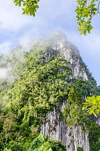 暴雾笼罩的高山荒野风景热带场景爬坡天空悬崖高度阴霾岩石图片